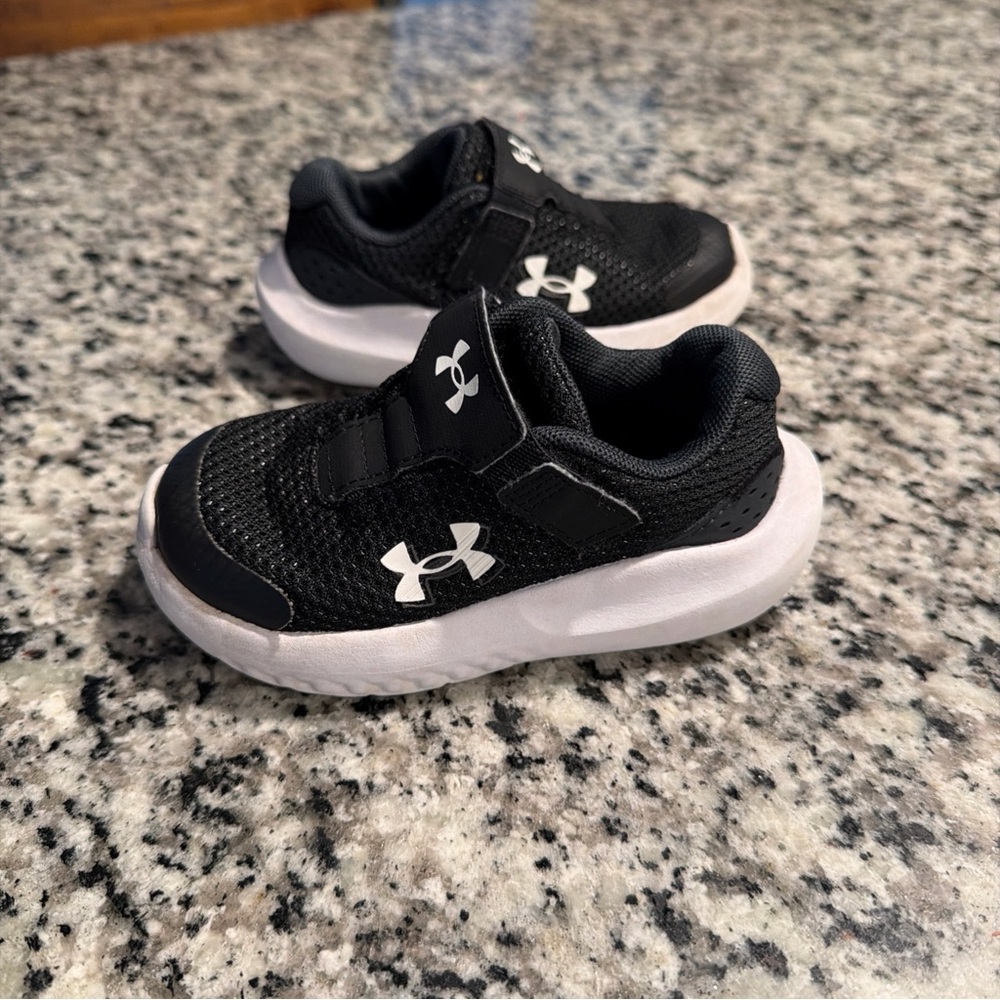 Pre-owned Size 7 Under Armour Boy’s Surge  Runnng Shoes Size 7K